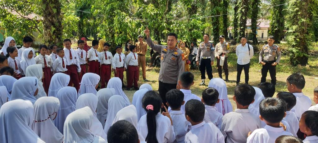 Police Goes To School di SDN 009 Perhentian Kapolsek Perhentian Raja Shalawat Bersama Murid dan Guru
